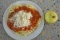 Špagety s rajčaty a paprikami sypané sýrem