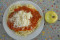 Špagety s rajčaty a paprikami sypané sýrem